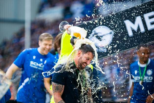 Sport Themen der Woche KW20 17.05.2025 - Fußball, 2024 2025, 3. Liga, 38. Spieltag, DSC Arminia Bielefeld - SV Waldhof Mannheim: Mitch, Michel Kniat (Trainer - Bielefeld) mit einer Bierdusche DFB REGULATIONS PROHIBIT ANY USE OF PHOTOGRAPHS AS IMAGE SEQUENCES AND OR QUASI-VIDEO. Bielefeld Nordrhein-Westfalen Deutschland Schüco Arena *** 17 05 2025 Soccer, 2024 2025, 3 Liga, 38 Matchday, DSC Arminia Bielefeld SV Waldhof Mannheim Mitch, Michel Kniat Coach Bielefeld with a beer shower DFB REGULATIONS PROHIBIT ANY USE OF PHOTOGRAPHS AS IMAGE SEQUENCES AND OR QUASI VIDEO Bielefeld North Rhine-Westphalia Germany Schüco Arena