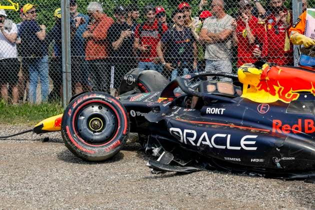 F1 - EMILIA ROMAGNA GRAND PRIX 2025 22 TSUNODA Yuki (jap), Red Bull Racing RB21, action crash, accident, marshall, commissaire de piste, marshal, marshalls, marshals during the Formula 1 AWS Gran Premio del Made in Italy e Dell™Emilia-Romagna 2025, Emilia Romagna Grand Prix 2025, 7th round of the 2025 FIA Formula One World Championship, WM, Weltmeisterschaft from May 16 to 18, 2025 on the Autodromo Internazionale Enzo e Dino Ferrari, in Imola, Italy - ImolaItaly  Copyright: xJavierxJimenezx