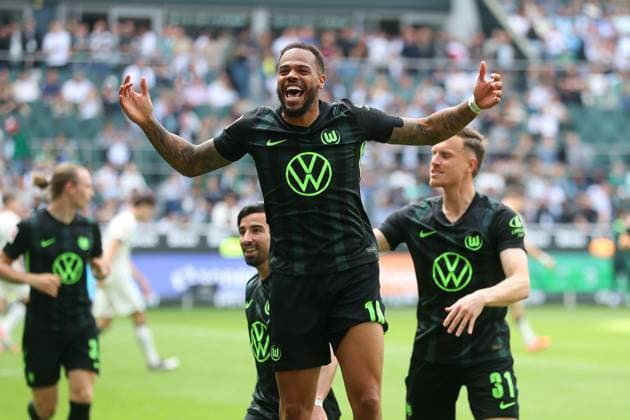 Mgladbach vs. VfL, 1. BL Mönchengladbach, 17.05.2025, FUßBALL - Borussia Mönchengladbach vs. VfL Wolfsburg, 1. BL, Saison 2024 25. Lukas Nmecha (VfL Wolfsburg jubelt mit Mohammed Amoura (VfL Wolfsburg), Yannick Gerhardt (VfL Wolfsburg)nach seinem Tor zum 0:1 Mönchengladbach