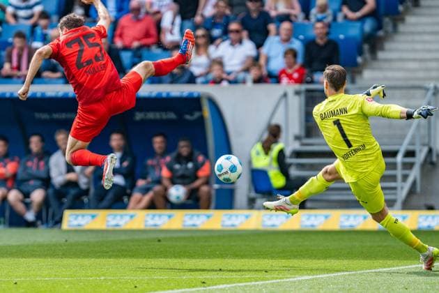 Sport Bilder des Tages 17.05.2025, TSG 1899 Hoffenheim vs. FC Bayern München, 1. Bundesliga, 34. Spieltag Thomas Müller (FC Bayern Muenchen, 25) blockt einen Abschlag von Oliver Baumann (TSG 1899 Hoffenheim, 1) und trifft anschliessend ins Tor, es wurde jedoch vom Schiedsrichter abgepfiffen vorher Wichtiger Hinweis: Gemaess den Vorgaben der DFL Deutsche Fussball Liga bzw. des DFB Deutscher Fussball-Bund ist es untersagt, in dem Stadion und oder vom Spiel angefertigte Fotoaufnahmen in Form von Sequenzbildern und oder videoaehnlichen Fotostrecken zu verwerten *** 17 05 2025, TSG 1899 Hoffenheim vs FC Bayern München, 1 Bundesliga, Matchday 34 Thomas Müller FC Bayern Muenchen, 25 blocks a drive from Oliver Baumann TSG 1899 Hoffenheim, 1 and then hits the goal, but the referee blew the whistle beforehand Important note According to the regulations of the DFL German Football League and the DFB German Football Association, it is prohibited to use photographs taken in the stadium and or of the match in the form of sequential images and or video-like photo series Copyright: xBahhoxKarax