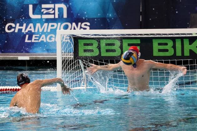 Sport Themen der Woche KW20 Sport Bilder des Tages DEU, DWV, 1.WBB, Spandau04 vs. Waspo Hannover, 17.05.2025, Schwimmhalle-Schoeneberg, Berlin, DEU, DWV, 1.WBB, Spandau04 vs. Waspo Hannover, im Bild 5m schiessen , Ivan Vukojevic (Spandau04 10), Felix Benke (Waspo Hannover 1) *** DEU, DWV, 1 WBB, Spandau04 vs Waspo Hannover, 17 05 2025, Schwimmhalle Schoeneberg, Berlin, DEU, DWV, 1 WBB, Spandau04 vs Waspo Hannover, in the picture 5m shooting , Ivan Vukojevic Spandau04 10 , Felix Benke Waspo Hannover 1 nordphotoxGmbHx xEngler nph00076