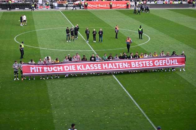 Sport Themen der Woche KW20 GER; 1 FBL, FC St. Pauli vs VfL Bochum 17.05.2025, Millerntorstadion, Hamburg, GER; 1. FBL, FC St. Pauli vs VfL Bochum im Bild die Mannschaft von Pauli jubelt ueber den Klassenerhalt *** GER 1 FBL, FC St Pauli vs VfL Bochum 17 05 2025, Millerntorstadion, Hamburg, GER 1 FBL, FC St Pauli vs VfL Bochum in the picture the team of Pauli cheers about relegation nordphotoxGmbH xWitke nph00002