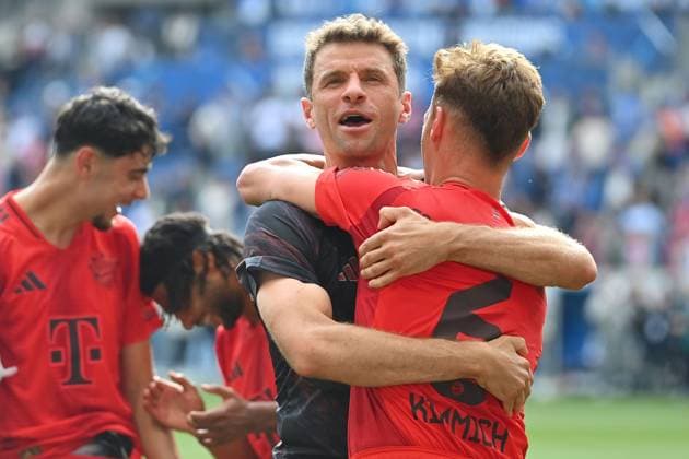 Thomas MUELLER (MÜLLER,Bayern Muenchen) tanzt mit Joshua KIMMICH (Bayern Muenchen),Abschied,letztes Bundesligaspiel. Fussball 1. Bundesliga Saison 2024 2025, 34.Spieltag, Spieltag34 TSG 1899 Hoffenheim - FC Bayern Muenchen 0-4 am 17.05.2025, PreZero ARENA.
