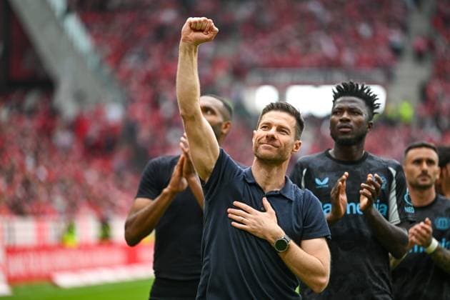 Bilder des Jahres 2025, Sport 05 Mai Sport Themen der Woche KW20 Sport Bilder des Tages Xabi Alonso (Bayer 04 Leverkusen, Trainer) verabschiedet sich von den Fans. GER, 1. FSV Mainz 05 vs. Bayer 04 Leverkusen Fussball, 1. Bundesliga, 34. Spieltag, Saison 2024 2025, 17.05.2025. DFL REGULATIONS PROHIBIT ANY USE OF PHOTOGRAPHS as IMAGE SEQUENCES and or QUASI-VIDEO. GER, 1. FSV Mainz 05 vs. Bayer 04 Leverkusen Fussball, 1. Bundesliga, 34. Spieltag, Saison 2024 2025, 17.05.2025. Mainz *** Xabi Alonso Bayer 04 Leverkusen, Coach says goodbye to the fans GER, 1 FSV Mainz 05 vs Bayer 04 Leverkusen Football, 1 Bundesliga, Matchday 34, Season 2024 2025, 17 05 2025 DFL REGULATIONS PROHIBIT ANY USE OF PHOTOGRAPHS as IMAGE SEQUENCES and or QUASI VIDEO GER, 1 FSV Mainz 05 vs Bayer 04 Leverkusen Football, 1 Bundesliga, Matchday 34, Season 2024 2025, 17 05 2025 Mainz Copyright: xEibner-Pressefoto FlorianxWiegandx EP_FWD