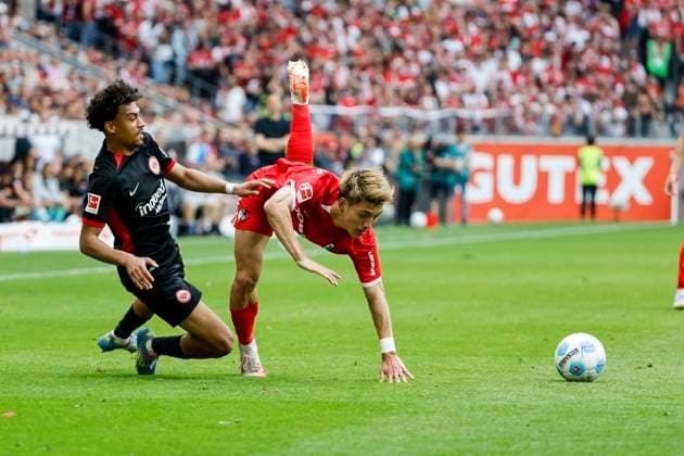 Nathaniel Brown (Eintracht Frankfurt, 21) und Ritsu Doan (SC Freiburg, 42) im Zweikampf , Deutschland, Fussball, 1. Bundesliga, 34.Spieltag, 2024 2025, SC Freiburg vs. Eintracht Frankfurt, 17.05.2025, Europa-Park Stadion, Freiburg im Breisgau, Deutschland DFL REGULATIONS PROHIBIT ANY USE OF PHOTOGRAPHS AS IMAGE SEQUENCES AND OR QUASI-VIDEO. Freiburg im Breisgau Europa-Park Stadion Baden-Württemberg Deutschland Copyright: xGrantxHubbsx