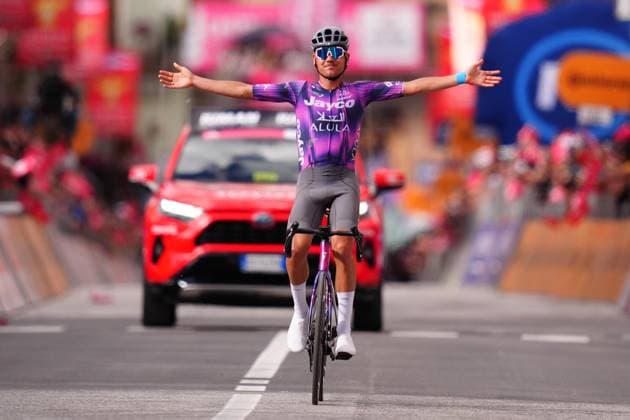 Plapp Lucas of Team Jayco Alula celebrates as he cycles to the finish line to win during the stage 8 of the Giro d™Italia from Giulianova to Castelraimondo, Italy - Saturday, May 17, 2025. - cycling.  Copyright: xFabioxFerrari LaPressex