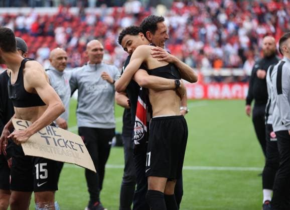 17.05.2025, Fussball Bundesliga, SC Freiburg - Eintracht Frankfurt, emonline, emspor, v.l., Hugo Ekitike (Eintracht Frankfurt) umarmt Trainer Dino Toppmöller (Eintracht Frankfurt) DFL DFB REGULATIONS PROHIBIT ANY USE OF PHOTOGRAPHS AS IMAGE SEQUENCES AND OR QUASI-VIDEO. xdcx Copyright: HMBxMedia Claus