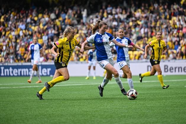 Fußball, Frauen, BSC Young Boys Bern - Grasshopper Club Zürich 17 05 2025, Bern, Stadion Wankdorf, Women s Super League Final 2: BSC YB Frauen - GC Frauenfussball, 4 Victoria Laino (Grasshopper Club Zurich) in duel with 12 Athena Kuehn (Young Boys) Bern Stadion Wankdorf Bern Switzerland Copyright: xJustPictures.ch KjetilxWaberx jp-en-KjWa-KW1_7666