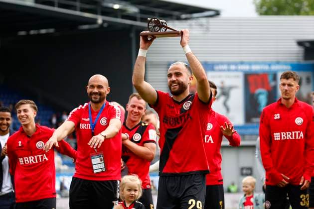 17.05.2025, xavx, Fussball 3.Liga, SV Wehen Wiesbaden - Alemannia Aachen v.l. Fatih Kaya (SV Wehen Wiesbaden) jubelt mit der KICKER Torjägerkanone vor den Fans. (DFL DFB REGULATIONS PROHIBIT ANY USE OF PHOTOGRAPHS as IMAGE SEQUENCES and or QUASI-VIDEO) Wiesbaden
