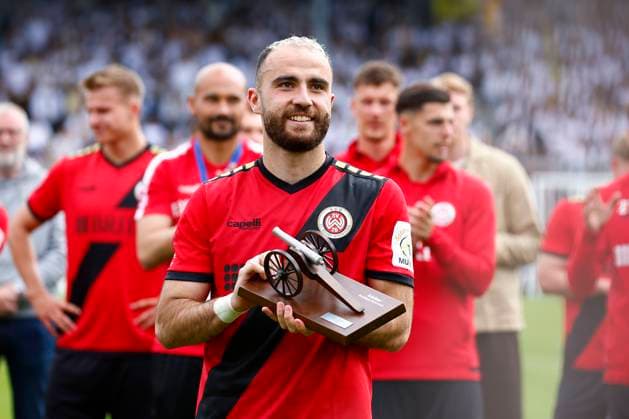 17.05.2025, xavx, Fussball 3.Liga, SV Wehen Wiesbaden - Alemannia Aachen v.l. Fatih Kaya (SV Wehen Wiesbaden) mit der KICKER Torjägerkanone. (DFL DFB REGULATIONS PROHIBIT ANY USE OF PHOTOGRAPHS as IMAGE SEQUENCES and or QUASI-VIDEO) Wiesbaden