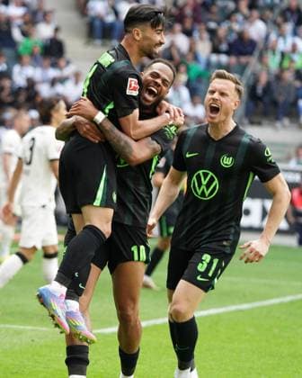Fussball, 1.BL Saison 2024 2025 Borussia Mönchengladbach vs VfL Wolfsburg , 17.05.2025, Stadion im Borussia Park Mönchengladbach, Mohammed -Elamine Amoura Lukas Nmecha, Yannick Gerhardt alle VfL Wolfsburg , jubeln