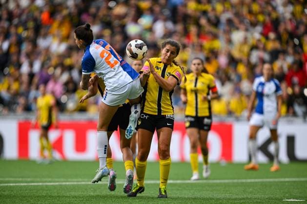Fußball, Frauen, BSC Young Boys Bern - Grasshopper Club Zürich 17 05 2025, Bern, Stadion Wankdorf, Women s Super League Final 2: BSC YB Frauen - GC Frauenfussball, 14 Courtney Strode (BSC YB Frauen) in duel with 27 Melanie Muller (GC) Bern Stadion Wankdorf Bern Switzerland Copyright: xJustPictures.ch KjetilxWaberx jp-en-KjWa-KW2_0912