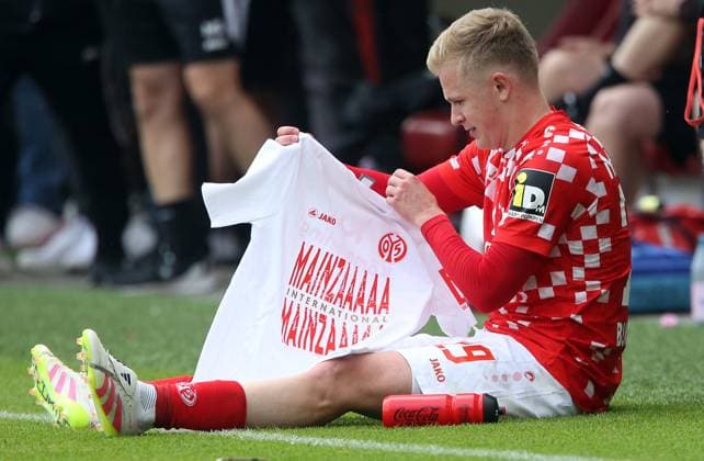 Sport Themen der Woche KW20 Sport Bilder des Tages Jonathan Burkardt (29, Mainz 05) betrachtet die Tshirts zum Erreichen des internationalen Wettbewerbs 17.05.2025, Fußball, 1. Bundesliga, 1. FSV Mainz 05 - Bayer 04 Leverkusen, 34. Spieltag, Saison 2024 25, MEWA Arena, Mainz, Deutschland, zmdz, ** DFB & DFL regulations prohibit any use of photographs as image sequences and or quasi-video. ** 1. FSV Mainz 05 - Bayer 04 Leverkusen *** Jonathan Burkardt 29, Mainz 05 looks at the Tshirts to reach the international competition 17 05 2025, Football, 1 Bundesliga, 1 FSV Mainz 05 Bayer 04 Leverkusen, 34 Matchday, Season 2024 25, MEWA Arena, Mainz, Germany, zmdz, DFB DFL regulations prohibit any use of photographs as image sequences and or quasi video 1 FSV Mainz 05 Bayer 04 Leverkusen