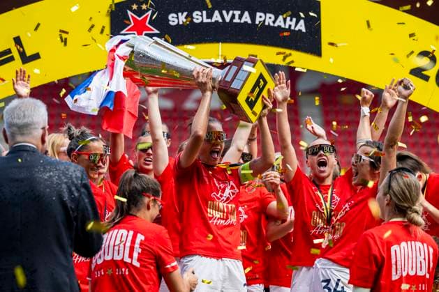 Fußball, Frauen, Slavia Prag feiert den Gewinn der Meisterschaft in Tschechien Utkani 5. kola nadstavby fotbalove ligy zen, skupina o titul: Slavia Praha - Sparta Praha, 17. kvetna 2025, Praha. Hracky Slavie se raduji ze zisku titulu. (CTKxPhoto OndrejxDeml) CTKPhotoP2025051704218  CTKPhotoP2025051704218