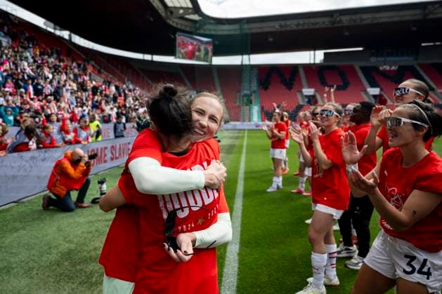 Fußball, Frauen, Slavia Prag feiert den Gewinn der Meisterschaft in Tschechien Utkani 5. kola nadstavby fotbalove ligy zen, skupina o titul: Slavia Praha - Sparta Praha, 17. kvetna 2025, Praha. Hracky Slavie se raduji ze zisku titulu. (CTKxPhoto OndrejxDeml) CTKPhotoP2025051704350  CTKPhotoP2025051704350