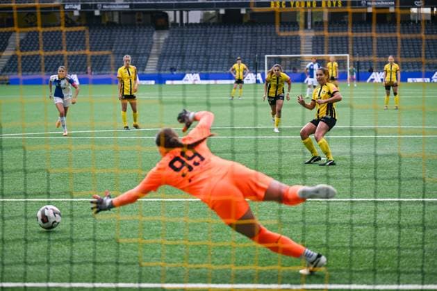 Fußball, Frauen, BSC Young Boys Bern - Grasshopper Club Zürich 17 05 2025, Bern, Stadion Wankdorf, Women s Super League Final 2: BSC YB Frauen - GC Frauenfussball, 14 Courtney Aliza Strode (Young Boys) with penalty goal against 99 Lauren Rose Kozal (GC) Bern Stadion Wankdorf Bern Switzerland Copyright: xJustPictures.ch KjetilxWaberx jp-en-KjWa-KW1_8035