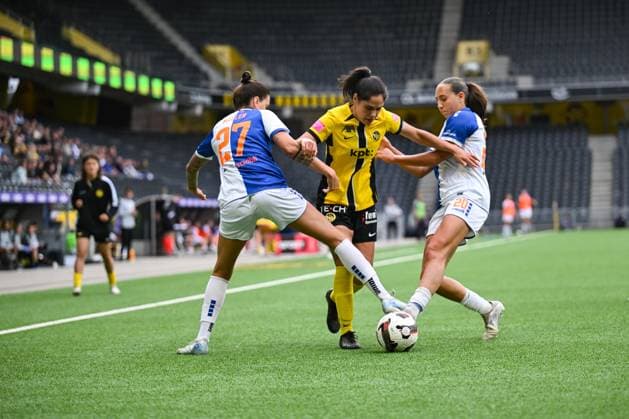 Fußball, Frauen, BSC Young Boys Bern - Grasshopper Club Zürich 17 05 2025, Bern, Stadion Wankdorf, Women s Super League Final 2: BSC YB Frauen - GC Frauenfussball, 26 Laura Frey (Young Boys) in duel with 20 Janina Egli (GC, right) and 27 Melanie Muller (GC, left) Bern Stadion Wankdorf Bern Switzerland Copyright: xJustPictures.ch KjetilxWaberx jp-en-KjWa-KW1_7927