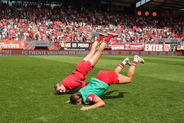 Sport Themen der Woche KW20 Sport Bilder des Tages Enschede, Netherlands, May 17th 2025: Charlotte Hulst (7 FC Twente) and Lynn Groenewegen (6 FC Twente) celebrates winning the title during the Azerion Vrouwen Eredivisie football game between Twente and AZ at De Grolsch Veste in Enschede, Netherlands. (Leiting Gao SPP)  Copyright: xLeitingxGaox xSPPx spp-en-LeGaSp-IMG_9317
