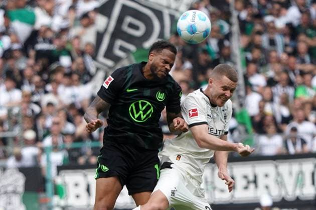 Fussball, 1.BL Saison 2024 2025 Borussia Mönchengladbach vs VfL Wolfsburg , 17.05.2025, Stadion im Borussia Park Mönchengladbach, Lukas Nmecha, VfL Wolfsburg ,Nico Elvedi Gladbach