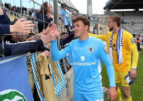 Fussball, Herren, 3.Liga, Saison 2024 2025, TSV 1860 München - FC Erzgebirge Aue, Grünwalder Stadion Lukas Reich (TSV 1860 München) verabschiedet sich von den Fans am Zaun DFB regulations prohibit any use of photographs as image sequences and or quasi-video