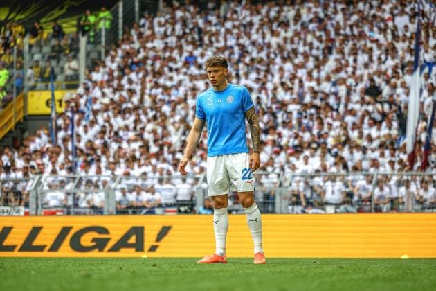 Fußball I Herren I Saison 2024-2025 I Bundesliga I 34. Spieltag I Borussia Dortmund - Holstein Kiel I 17.05.2025 Nicolai Remberg (22, Holstein Kiel) beim Aufwärmen vor den eigenen Fans Copyright: xLobeca JasperxLorenzx