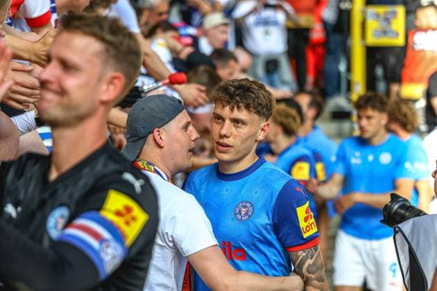 Fußball I Herren I Saison 2024-2025 I Bundesliga I 34. Spieltag I Borussia Dortmund - Holstein Kiel I 17.05.2025 Nicolai Remberg (22, Holstein Kiel) wird von einem Fans umarmt Copyright: xLobeca JasperxLorenzx