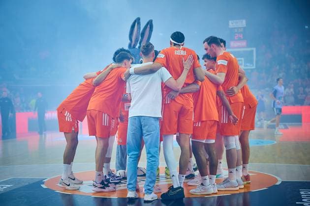 Sport Themen der Woche KW20 Spielerkreis ratiopharm ulm im Nebel GER, ratiopharm ulm gegen ALBA Berlin, Basketball, PlayOff, Viertelfinale, EasyCredit Bundesliga, Spielzeit 2024 2025, 17.05.2025 GER, ratiopharm ulm gegen ALBA Berlin, Basketball, PlayOff, Viertelfinale, EasyCredit Bundesliga, Spielzeit 2024 2025, 17.05.2025 Ulm *** Player circle ratiopharm ulm in the fog GER, ratiopharm ulm vs ALBA Berlin, Basketball, PlayOff, Quarterfinals, EasyCredit Bundesliga, Season 2024 2025, 17 05 2025 GER, ratiopharm ulm vs ALBA Berlin, Basketball, PlayOff, Quarterfinals, EasyCredit Bundesliga, Season 2024 2025, 17 05 2025 Ulm Copyright: xEibner-Pressefoto GeraldxOelze-dx EP_ODS