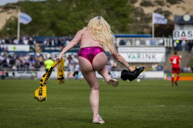 Sport Themen der Woche KW20 Sport Bilder des Tages KATWIJK. 17-05-2025 Sportpark Nieuw Zuid. Betnation Divisie. Dutch Tweede Divisie Football, season 2024 2025. Match between Quick Boys - Rijnsburgse Boys. A topless streaker pitch invader with a Rijnsburgse Boys scarf enters the pitch (final score 0-1). Quick Boys - Rijnsburgse Boys  x29303613x Copyright: