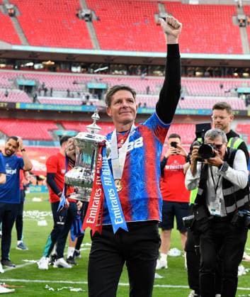 Sport Bilder des Tages Fußball, Crystal Palace gewinnt den FA Cup Crystal Palace v Manchester City FA Cup 17 05 2025. FA Cup Final Crystal Palace manager Oliver Glasner celebrates with the FA Cup trophy during the post match celebrations during the FA Cup Final match between Crystal Palace and Manchester City at Wembley Stadium, London, England on 17 May 2025. London Wembley Stadium Greater London England Editorial use only , Copyright: xGrahamxHuntx PSI-22107-0146