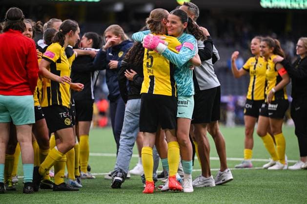 17 05 2025, Bern, Stadion Wankdorf, Women s Super League Final 2: BSC YB Frauen - GC Frauenfussball, goalkeeper Tamara Biedermann (BSC YB Frauen, right) and 14 Courtney Strode (BSC YB Frauen, left) after the game Bern Stadion Wankdorf Bern Switzerland Copyright: xJustPictures.ch KjetilxWaberx jp-en-KjWa-KW1_9128