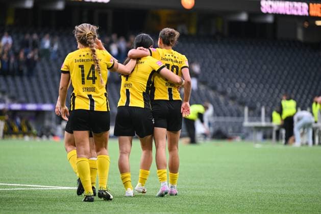 17 05 2025, Bern, Stadion Wankdorf, Women s Super League Final 2: BSC YB Frauen - GC Frauenfussball, 10 Iman Beney (Young Boys), 7 Naomi Luyet (Young Boys) and 14 Courtney Aliza Strode (Young Boys) after the final Bern Stadion Wankdorf Bern Switzerland Copyright: xJustPictures.ch KjetilxWaberx jp-en-KjWa-KW1_9274