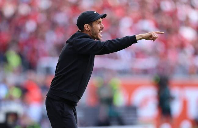 17.05.2025, Fussball Bundesliga, SC Freiburg - Eintracht Frankfurt, emonline, emspor, v.l., Trainer Julian Schuster (SC Freiburg) gibt Anweisungen, gestikuliert, mit den Armen gestikulieren gives instructions, gesticulate DFL DFB REGULATIONS PROHIBIT ANY USE OF PHOTOGRAPHS AS IMAGE SEQUENCES AND OR QUASI-VIDEO. xdcx Copyright: HMBxMedia Claus