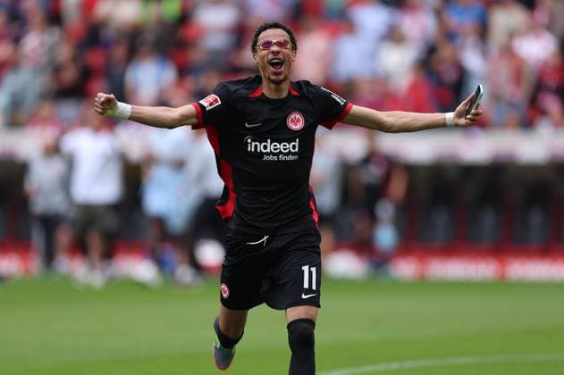 17.05.2025, Fussball Bundesliga, SC Freiburg - Eintracht Frankfurt, emonline, emspor, v.l., Hugo Ekitike (Eintracht Frankfurt) jubelnd bejubelt jubelt jubeln über den Einzug in die Champions League DFL DFB REGULATIONS PROHIBIT ANY USE OF PHOTOGRAPHS AS IMAGE SEQUENCES AND OR QUASI-VIDEO. xdcx Copyright: HMBxMedia Claus