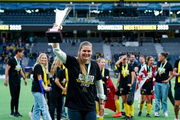 17 05 2025, Bern, Stadion Wankdorf, Women s Super League Final 2: BSC YB Frauen - GC Frauenfussball, coach Imke Wubbenhorst (BSC YB Frauen) pose with the trophy Bern Stadion Wankdorf Bern Switzerland Copyright: xJustPictures.ch DanielaxPorcellix jp-en-DaPo-20250517-DP200930