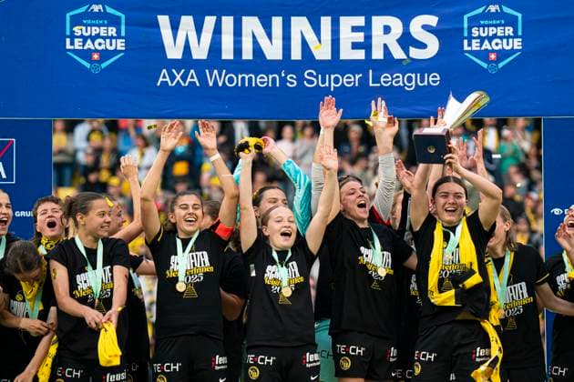 Bern, Switzerland, May 17th 2025 BSC YB Frauen team celebrating with the trophy during the AXA Womens Super League Playoff Final between BSC YB Frauen v GC Frauenfussball at Wankdorf Stadium, Switzerland. (Priscila Bütler SPP) Copyright: xPriscilaxBütlerx xSPPx spp-en-PrBSp-_A928166