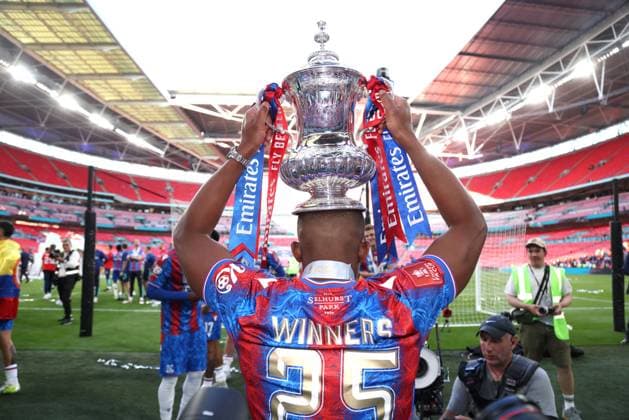 Sport Themen der Woche KW20 Sport Bilder des Tages Crystal Palace celebrate victory with the FA Cup at the Emirates FA Cup Final Crystal Palace v Manchester City match at Wembley Stadium, London, UK on 17th May 2025. 