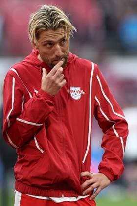 17.05.2025, xtgx, Fussball 1. Bundesliga, RB Leipzig - VfB Stuttgart emspor, v.l. Kevin Kampl (Leipzig, 44) enttaeuscht, enttäuscht, schaut enttaeuscht, niedergeschlagen, disappointed (DFL DFB REGULATIONS PROHIBIT ANY USE OF PHOTOGRAPHS as IMAGE SEQUENCES and or QUASI-VIDEO) Leipzig