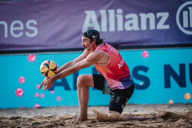 Beachvolleyball Männer Allianz German Beach Tour 2025 Tourstop Düsseldorf 17.05.2025 Jannik Kühlborn spielt den Ball Düsseldorf Robert-Lehr-Ufer Nordrhein-Westfalen Deutschland