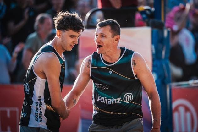 Beachvolleyball Männer Allianz German Beach Tour 2025 Tourstop Düsseldorf 17.05.2025 v.l. Kristians Fokerots und Martins Plavins Düsseldorf Robert-Lehr-Ufer Nordrhein-Westfalen Deutschland