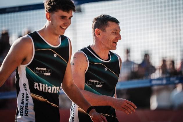Beachvolleyball Männer Allianz German Beach Tour 2025 Tourstop Düsseldorf 17.05.2025 v.l. Kristians Fokerots und Martins Plavins Düsseldorf Robert-Lehr-Ufer Nordrhein-Westfalen Deutschland