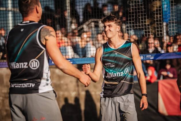 Beachvolleyball Männer Allianz German Beach Tour 2025 Tourstop Düsseldorf 17.05.2025 v.l. Martins Plavins und Kristians Fokerots Düsseldorf Robert-Lehr-Ufer Nordrhein-Westfalen Deutschland