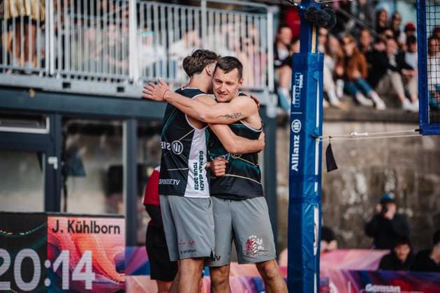 Beachvolleyball Männer Allianz German Beach Tour 2025 Tourstop Düsseldorf 17.05.2025 v.l. Martins Plavins und Kristians Fokerots Düsseldorf Robert-Lehr-Ufer Nordrhein-Westfalen Deutschland