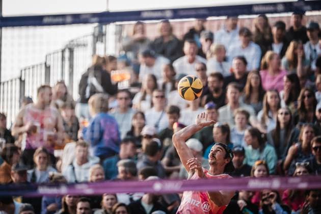 Beachvolleyball Männer Allianz German Beach Tour 2025 Tourstop Düsseldorf 17.05.2025 Aufschlag von Jannik Kühlborn Düsseldorf Robert-Lehr-Ufer Nordrhein-Westfalen Deutschland