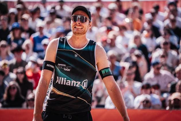 Beachvolleyball Männer Allianz German Beach Tour 2025 Tourstop Düsseldorf 17.05.2025 Nnils Ehlers ist geshcockt Düsseldorf Robert-Lehr-Ufer Nordrhein-Westfalen Deutschland