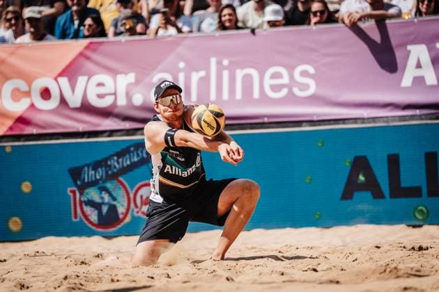 Beachvolleyball Männer Allianz German Beach Tour 2025 Tourstop Düsseldorf 17.05.2025 Nils Ehlers nimmt den Ball an Düsseldorf Robert-Lehr-Ufer Nordrhein-Westfalen Deutschland