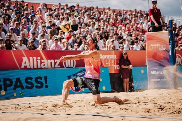 Beachvolleyball Männer Allianz German Beach Tour 2025 Tourstop Düsseldorf 17.05.2025 Jannik Kühlborn spielt den Ball Düsseldorf Robert-Lehr-Ufer Nordrhein-Westfalen Deutschland