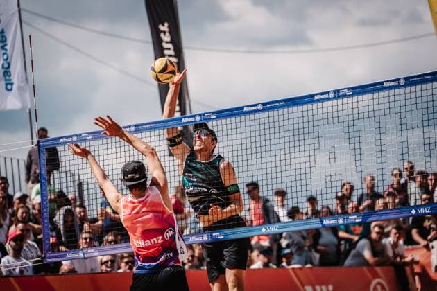 Beachvolleyball Männer Allianz German Beach Tour 2025 Tourstop Düsseldorf 17.05.2025 Nils Ehlers rechts beim Angriff gegen Jannik Kühlborn links Düsseldorf Robert-Lehr-Ufer Nordrhein-Westfalen Deutschland