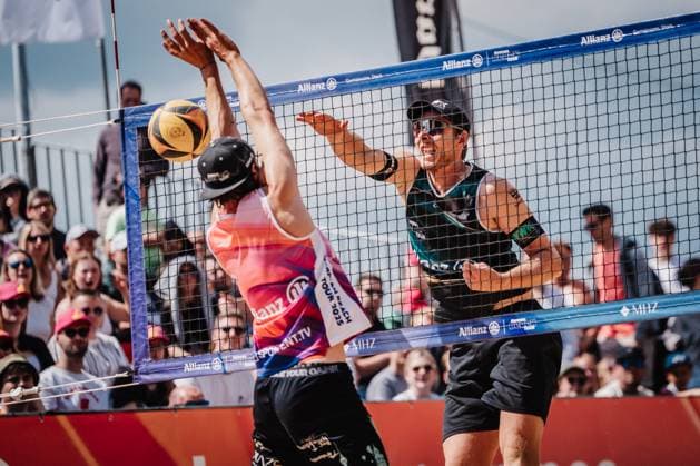 Beachvolleyball Männer Allianz German Beach Tour 2025 Tourstop Düsseldorf 17.05.2025 Nils Ehlers rechts beim Angriff gegen Jannik Kühlborn links Düsseldorf Robert-Lehr-Ufer Nordrhein-Westfalen Deutschland