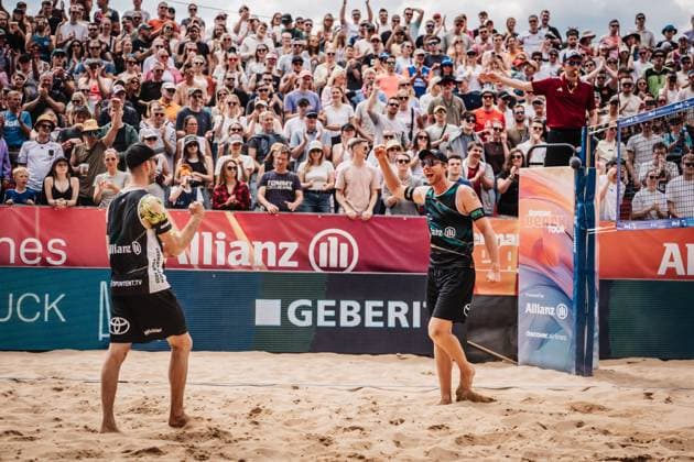 Beachvolleyball Männer Allianz German Beach Tour 2025 Tourstop Düsseldorf 17.05.2025 v.l. Clemens Wickler und Nils Ehlers freuen sich jubeln nach dem Sieg Düsseldorf Robert-Lehr-Ufer Nordrhein-Westfalen Deutschland