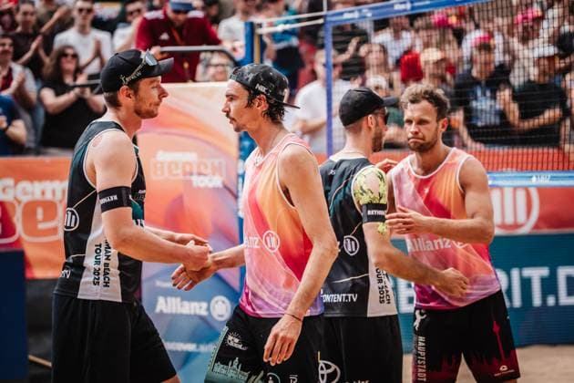 Beachvolleyball Männer Allianz German Beach Tour 2025 Tourstop Düsseldorf 17.05.2025 v.l. Nils Ehlers, Jannik Kühlborn, Clemens Wickler, Eric Stadie-Seeber Düsseldorf Robert-Lehr-Ufer Nordrhein-Westfalen Deutschland